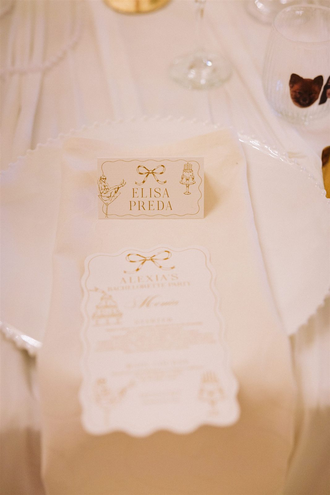 Detaliu place card „Bride to be" — decor petrecere burlăcițe la palat