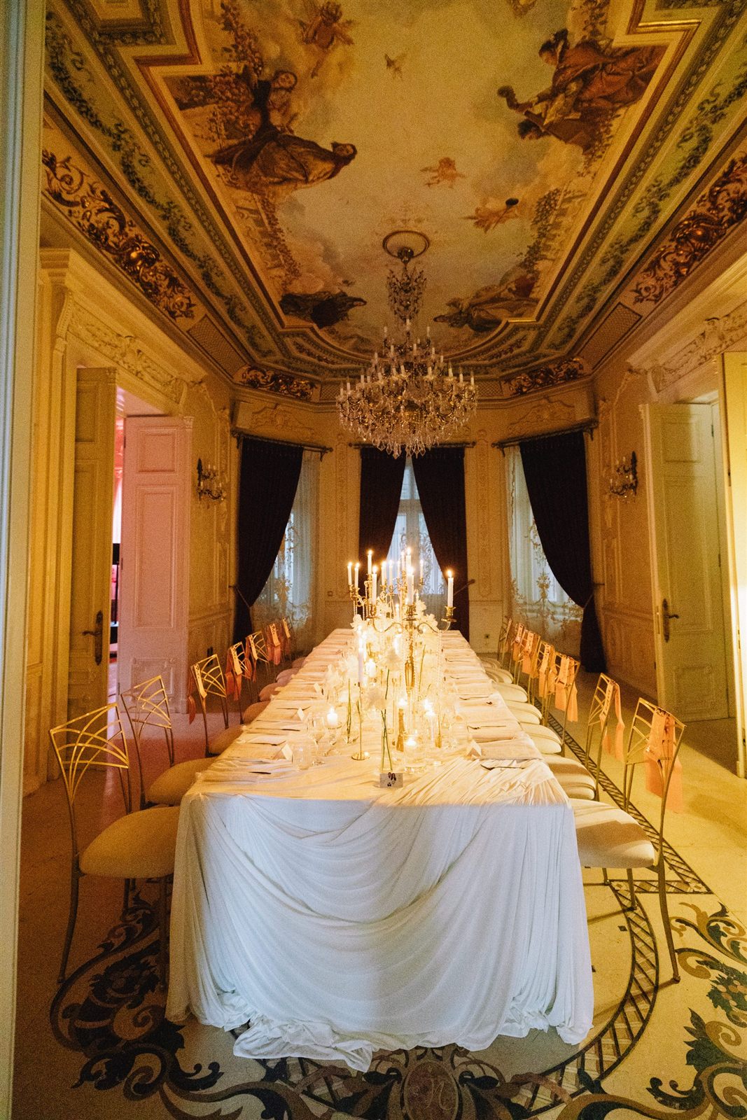 Salon cu plafon pictat și candelabru de cristal, decor old money pentru petrecerea burlăcițelor la Palatul Noblesse București