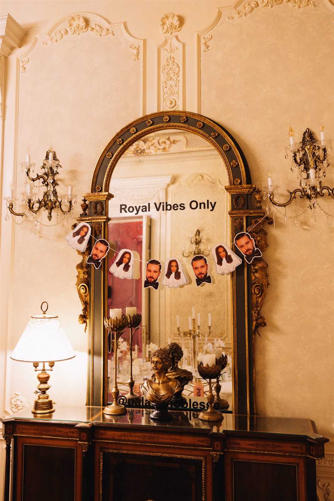 Colț decorativ „Royal Vibes Only" cu lampă de epocă — atmosferă pariziană la petrecerea burlăcițelor Palatul Noblesse
