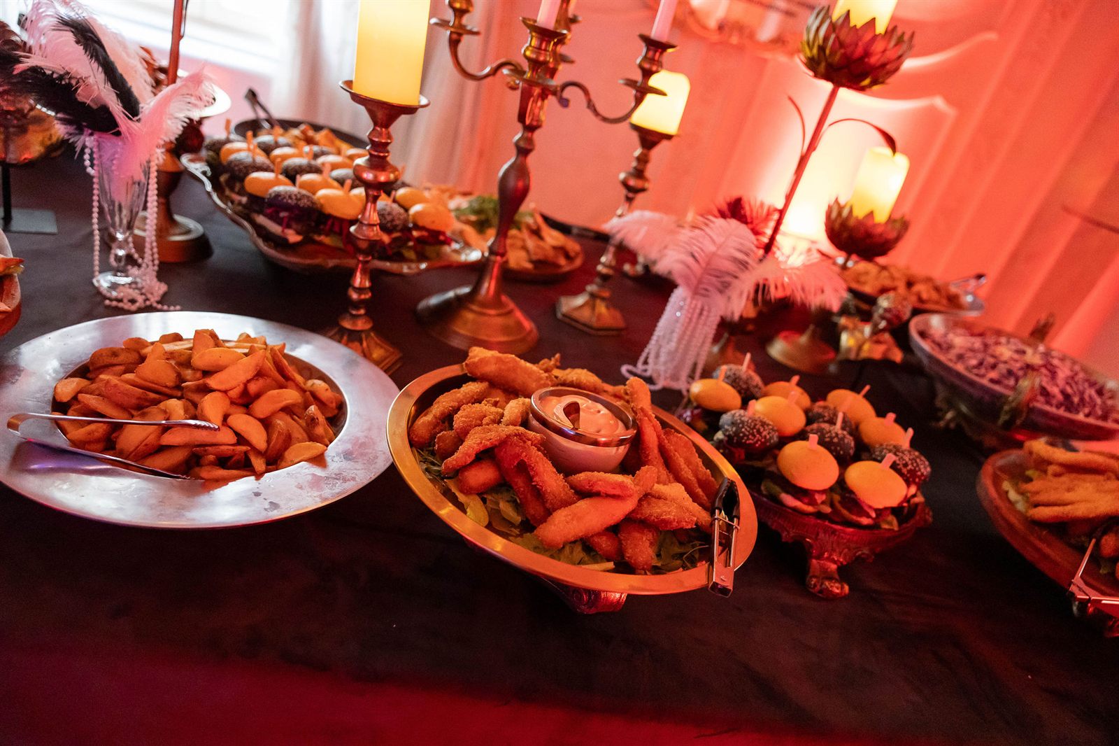 Bufet tematic de majorat cu candelabre, lumânări și platouri de finger food la Palatul Noblesse