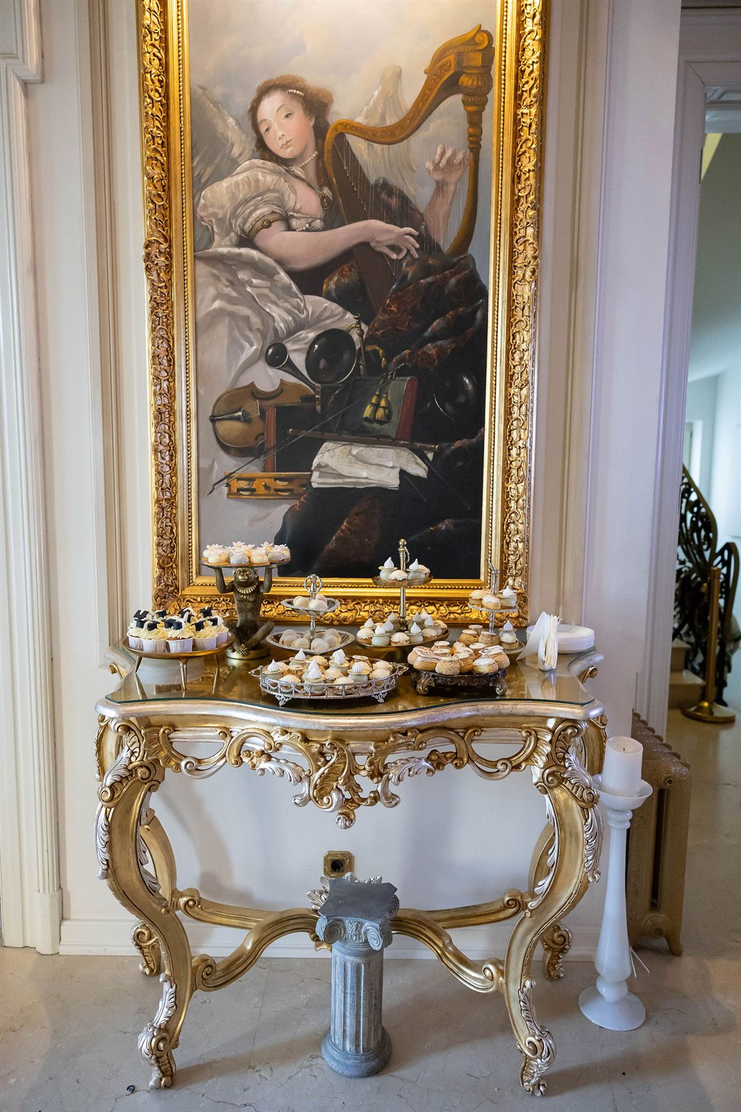 Masă de deserturi și candy bar sub un tablou cu ramă aurie la Palatul Noblesse București