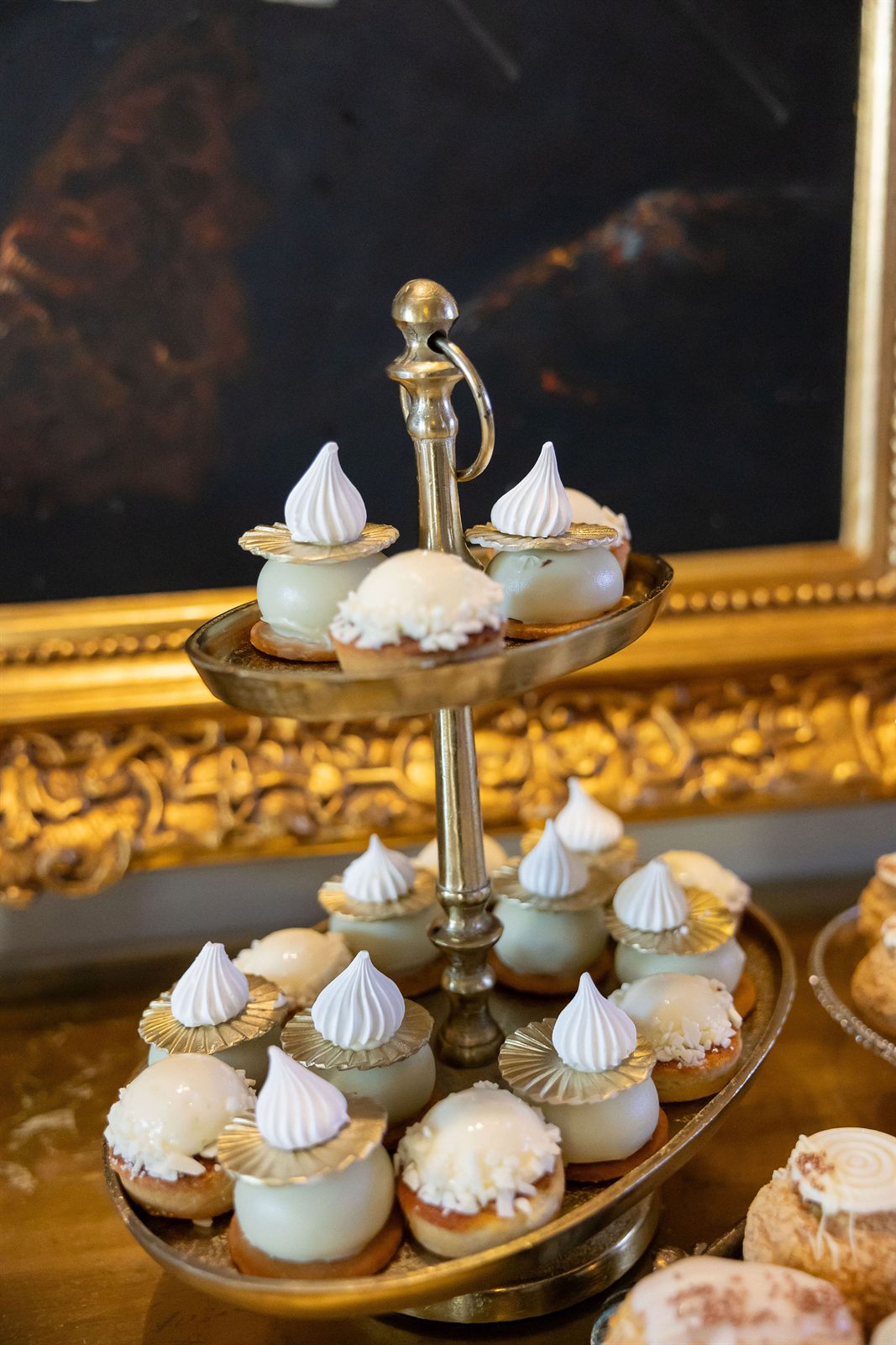 Candy bar cu prăjituri fine pe suport auriu la o petrecere de majorat la Palatul Noblesse