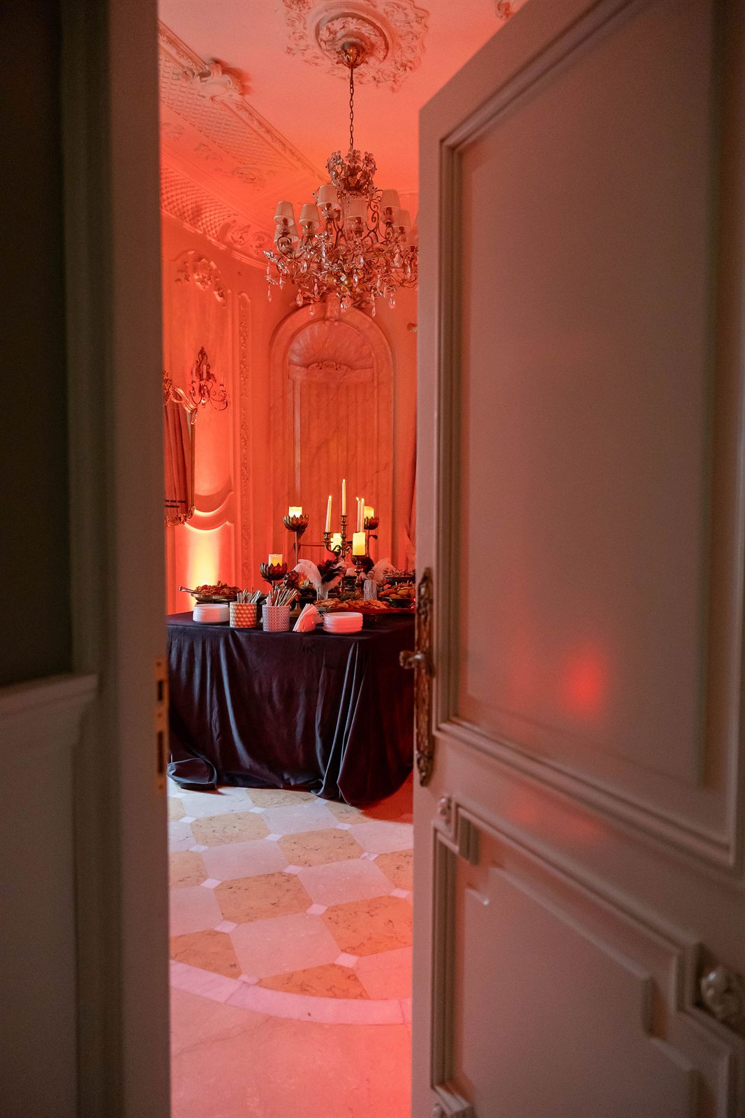 Decor de masă cu candelabre și lumânări pe față de masă neagră la un majorat la Palatul Noblesse