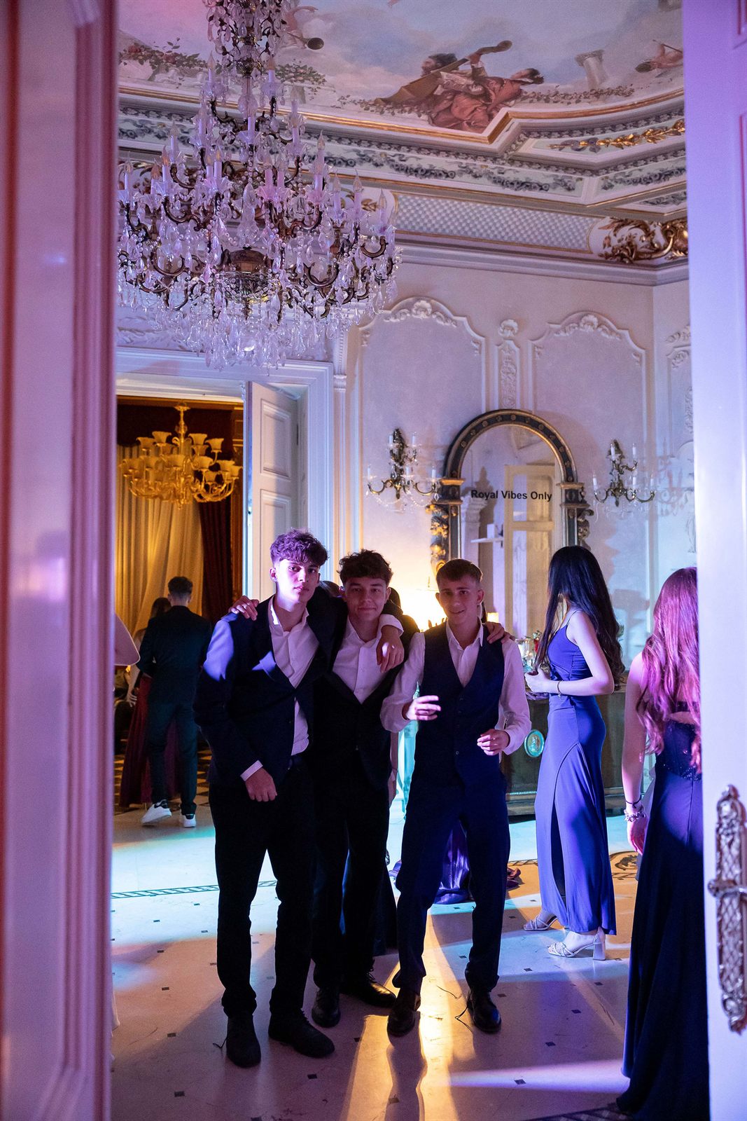 Grup de adolescenți în ținute de gală la o petrecere de majorat la Palatul Noblesse București