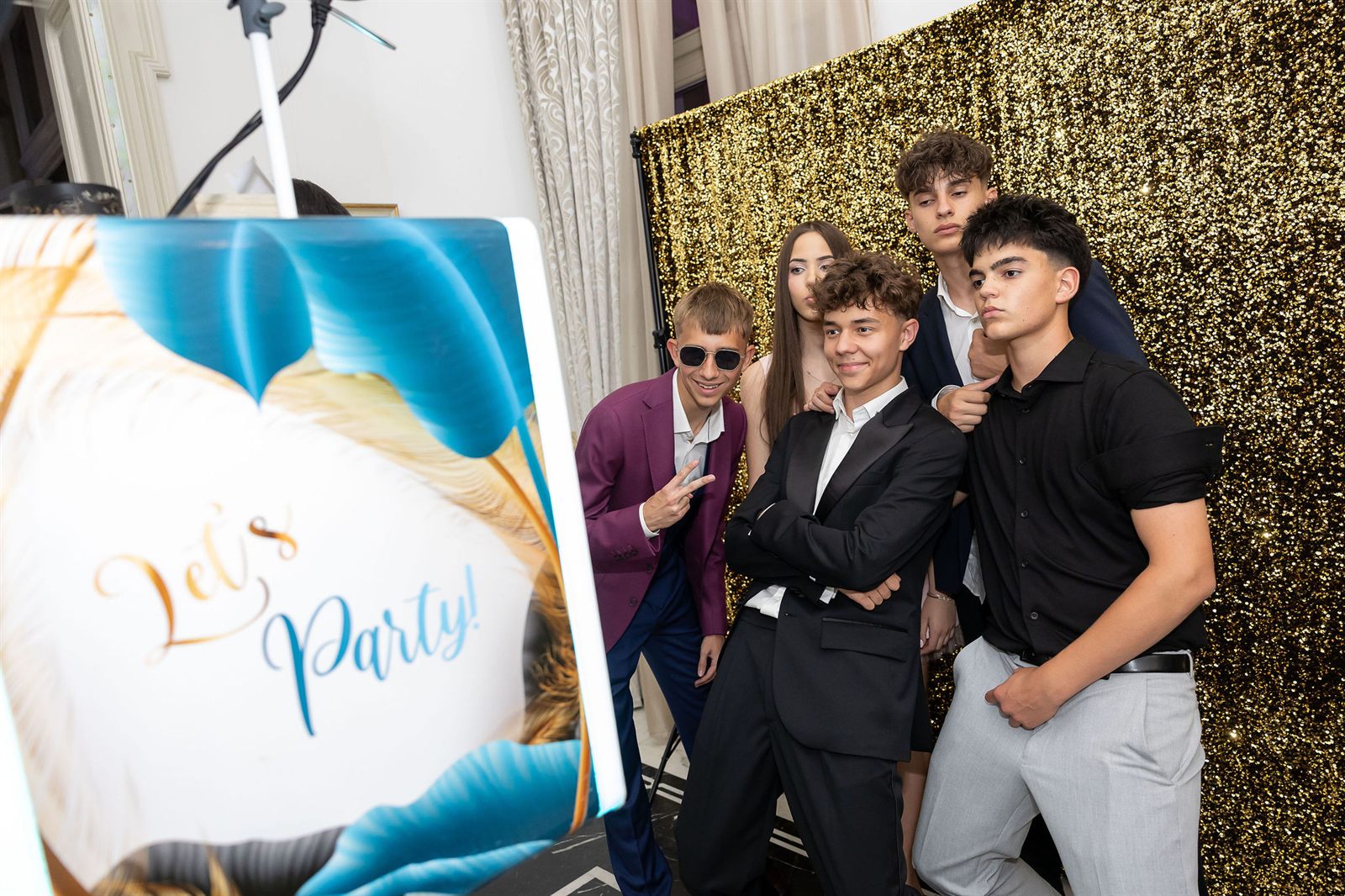 Grup de adolescenți la photo booth cu fundal auriu la o petrecere de majorat la Palatul Noblesse