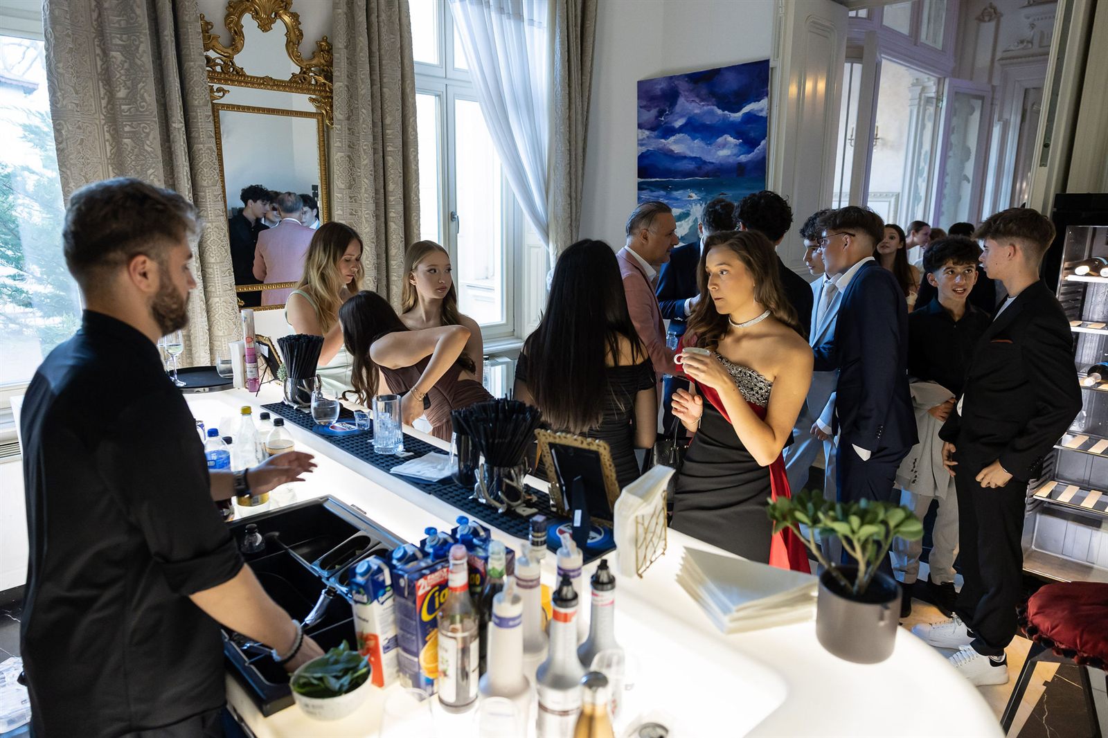 Portret elegant al unei tinere în rochie de seară la un majorat la Palatul Noblesse București