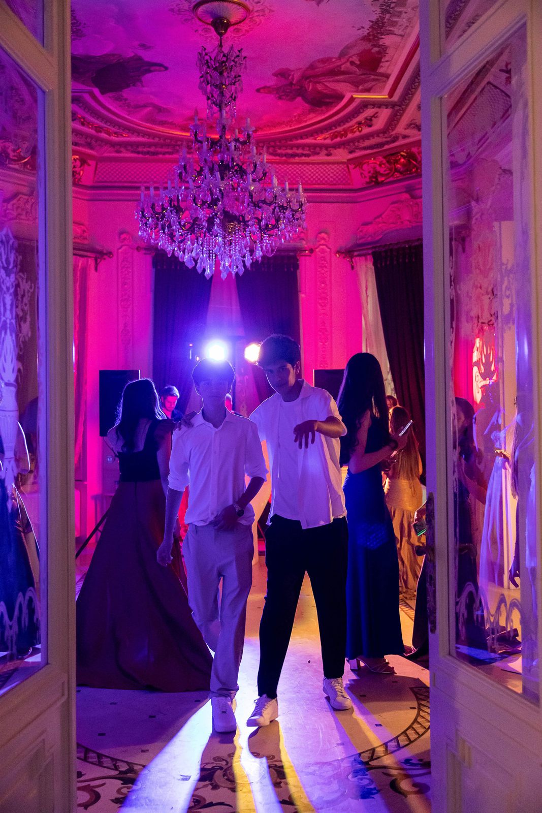 Ring de dans la un majorat la Palatul Noblesse, tineri dansând sub candelabru cu lumini colorate