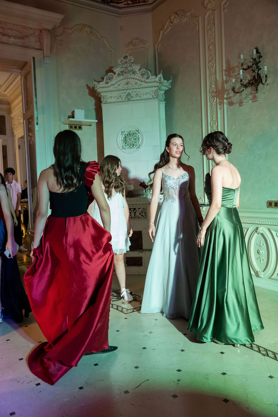 Adolescente în rochii de gală colorate la un majorat în sălile Palatului Noblesse
