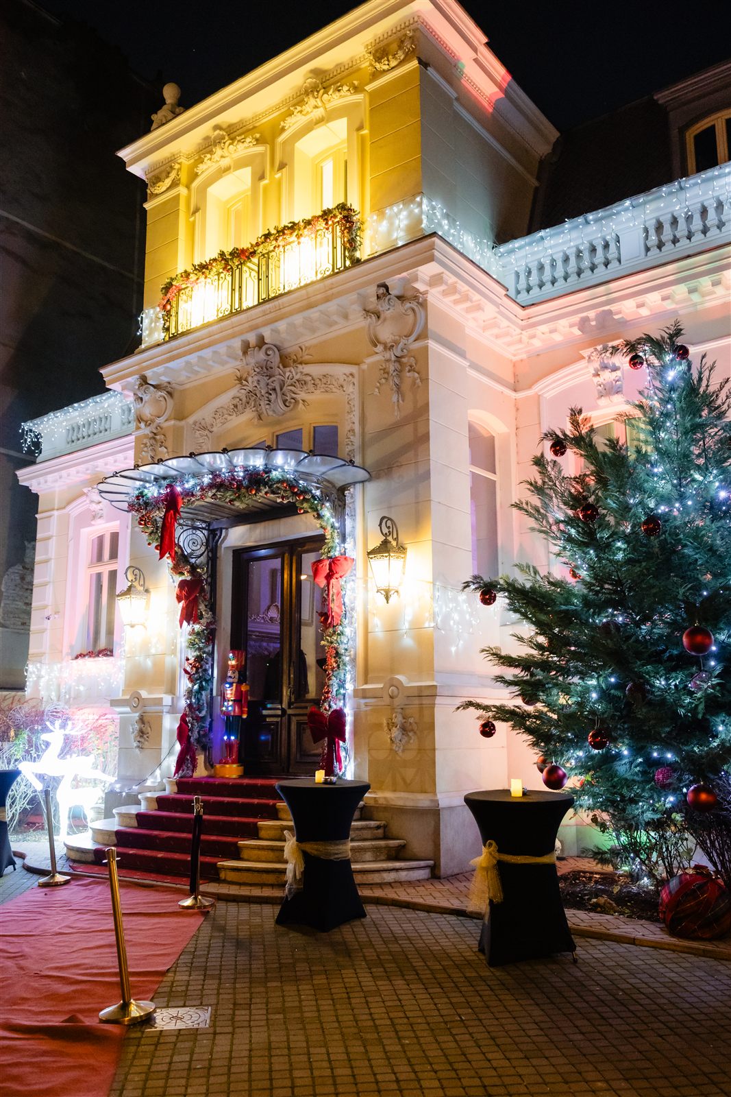 Fațada Palatului Noblesse decorată de Crăciun, seara balului mascat