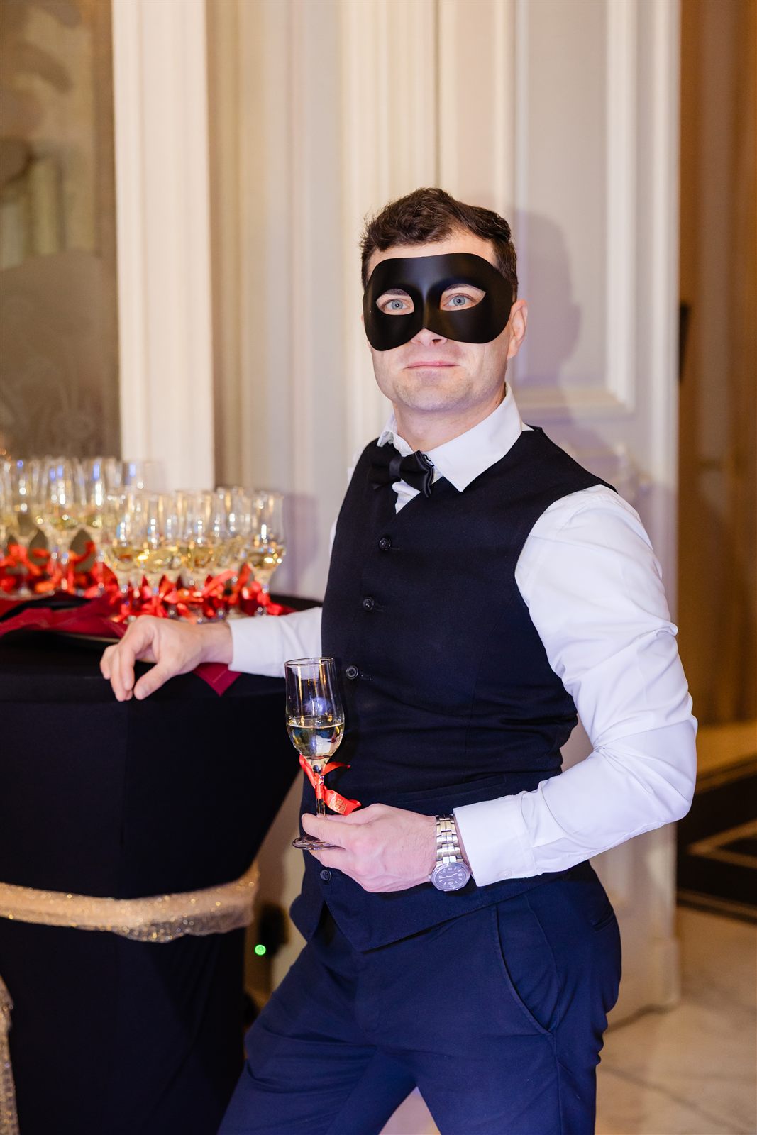 Invitat cu mască neagră la balul mascat de final de an