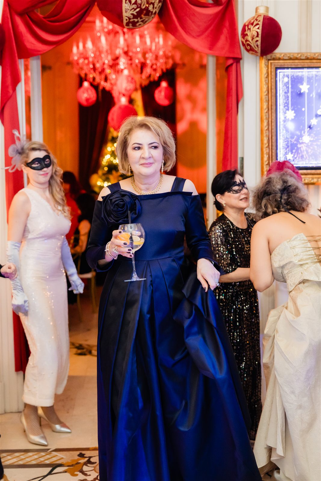 Invitată în rochie albastră la balul mascat