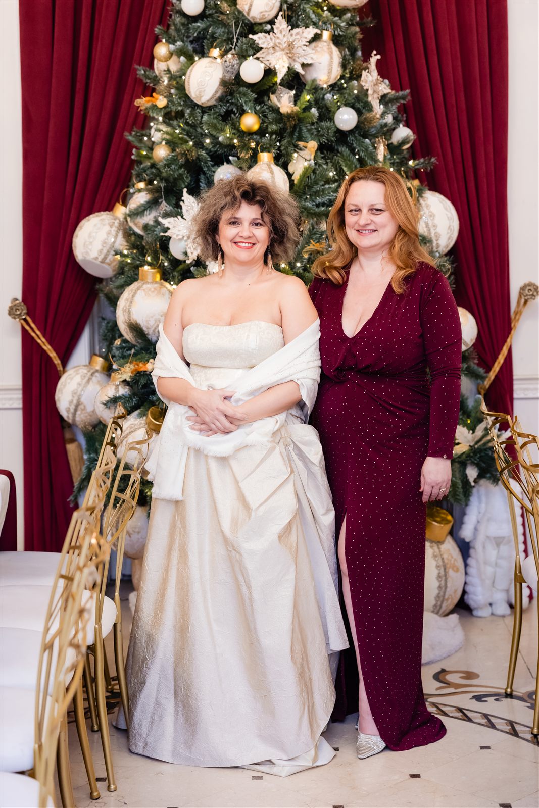 Invitată în rochie de seară lângă brad, bal mascat