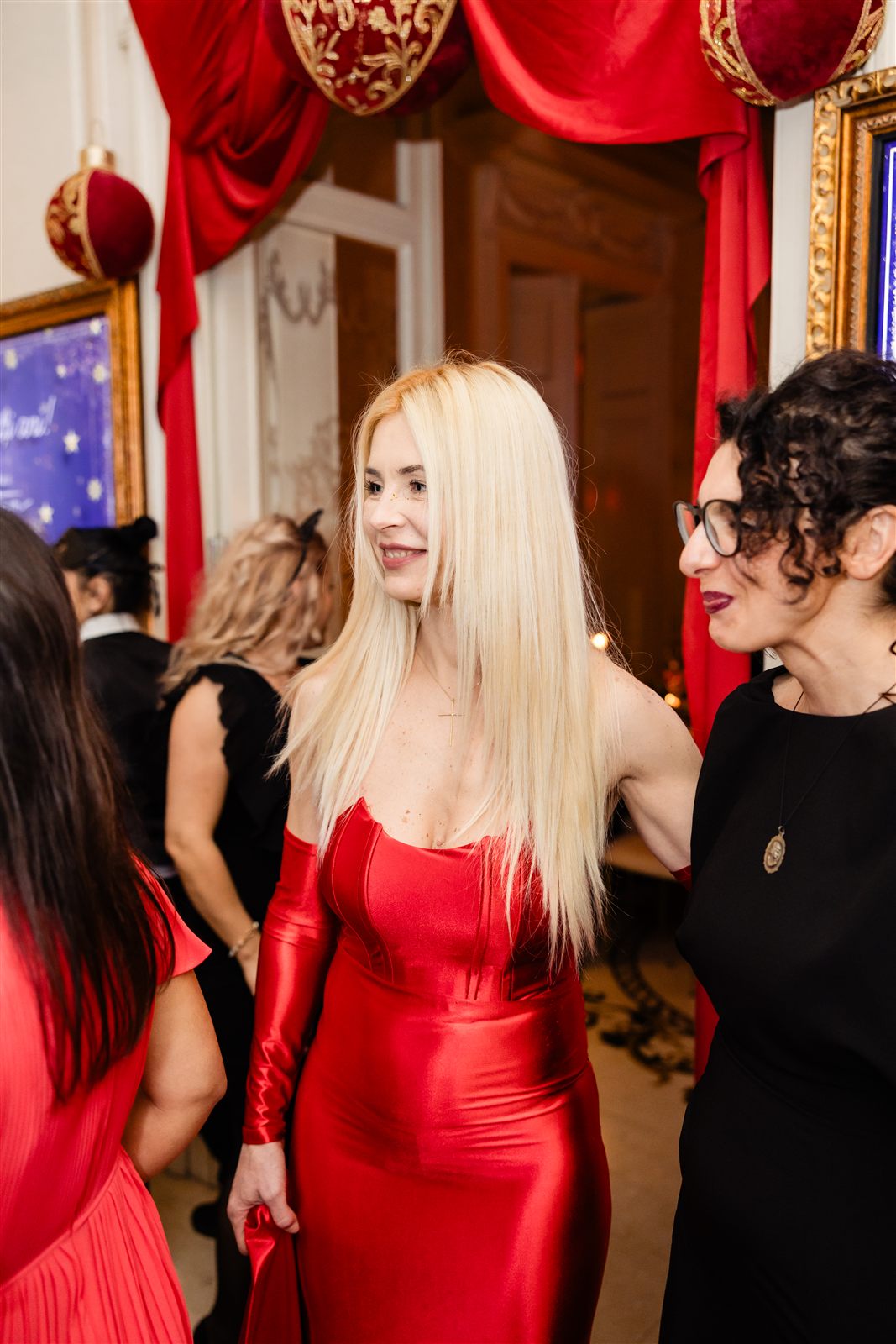 Invitată în rochie roșie la petrecerea de sfârșit de an