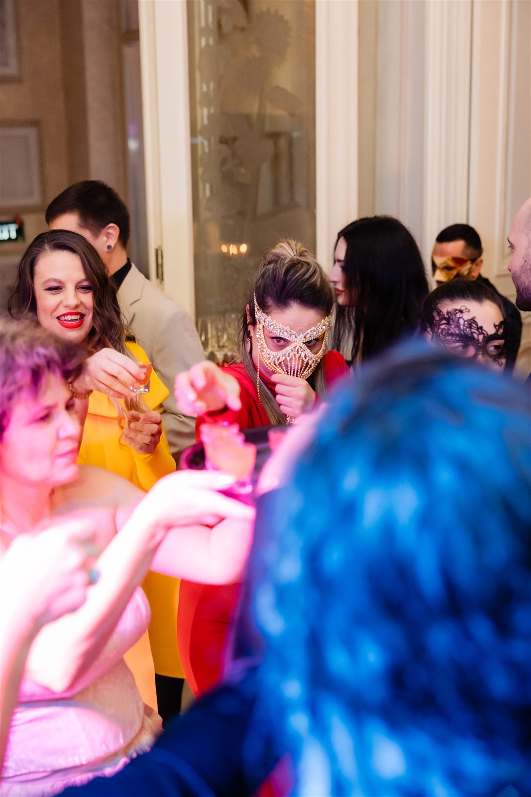 Invitate dansând în rochii de seară la Palat
