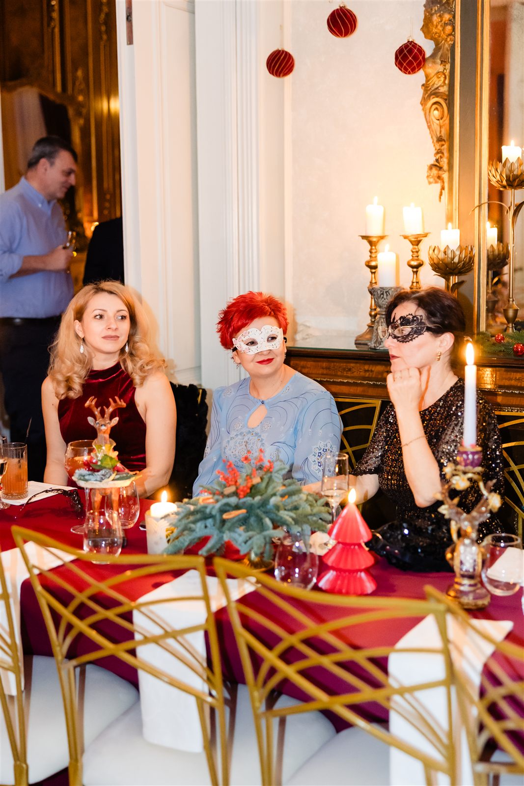 Invitate la masa festivă a balului de sfârșit de an