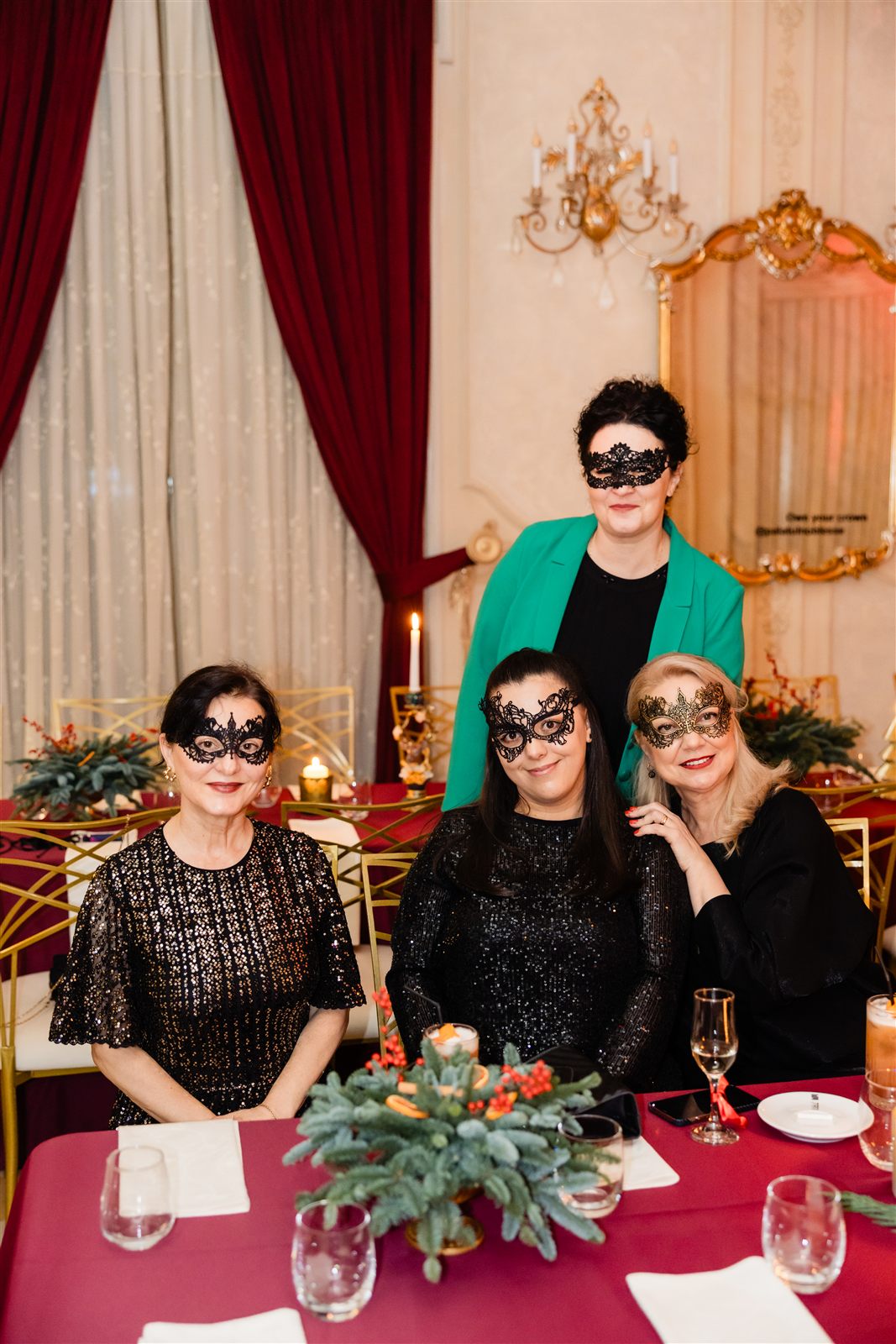 Invitate cu măști la masa festivă
