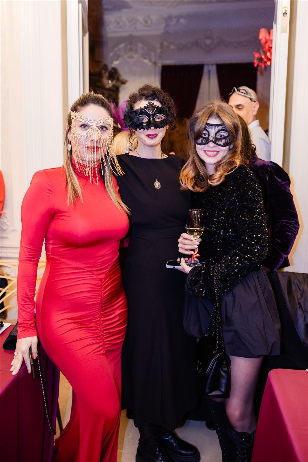 Invitate în rochii roșii la petrecerea de final de an