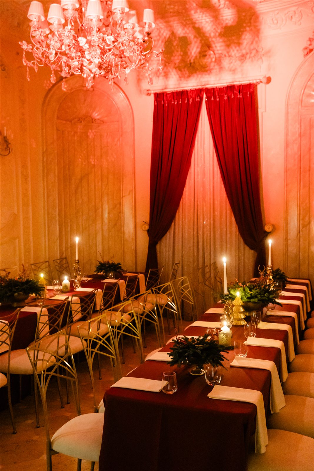 Salon alb cu mese imperiale, Palatul Noblesse