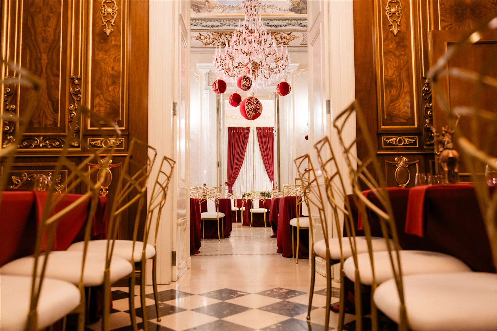 Salon cu candelabru și pardoseală în șah, mese de gală