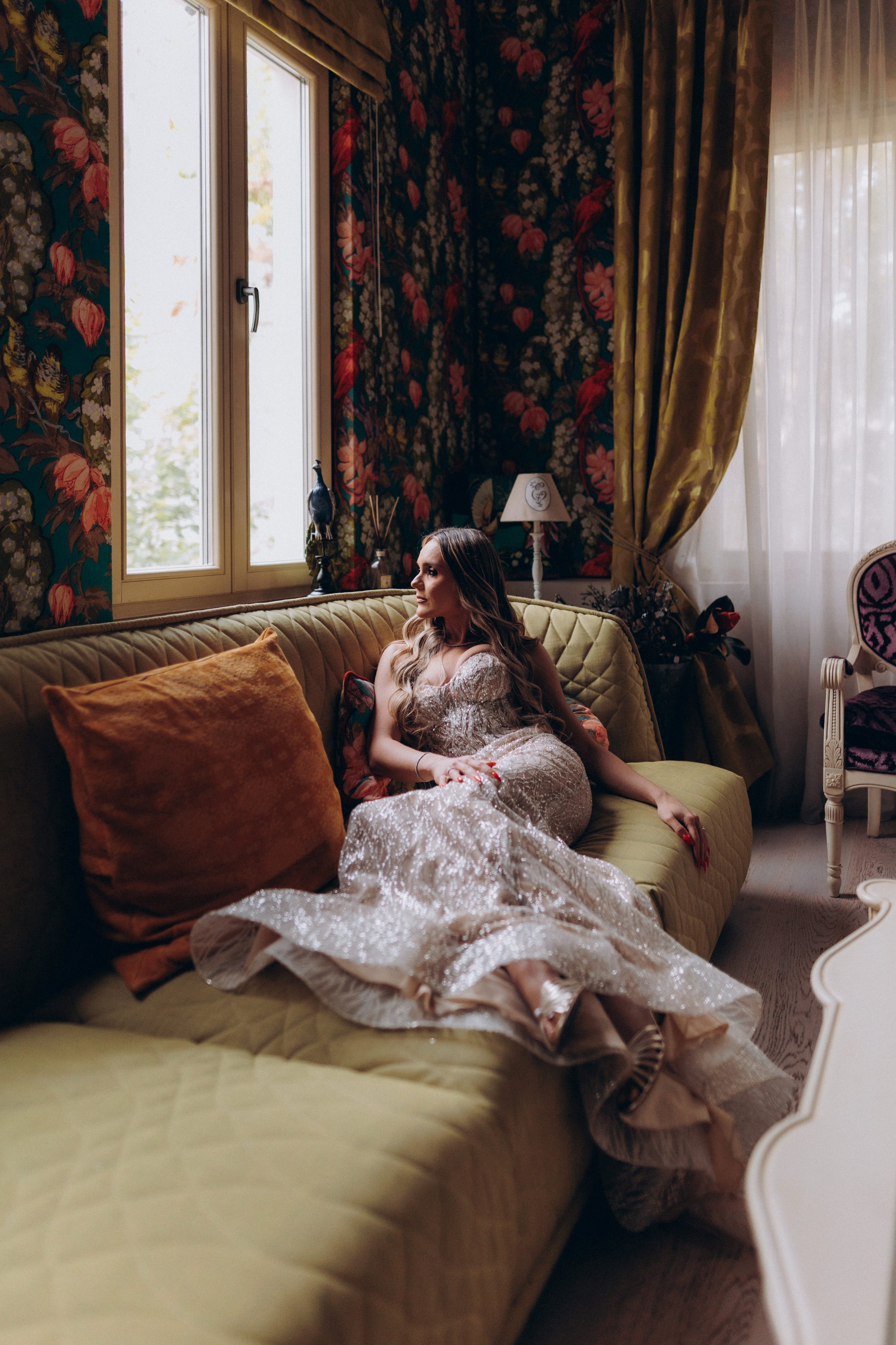 Mireasă în rochie glamour pe canapea cu tapițerie florală — Palatul Noblesse sesiune foto 2025