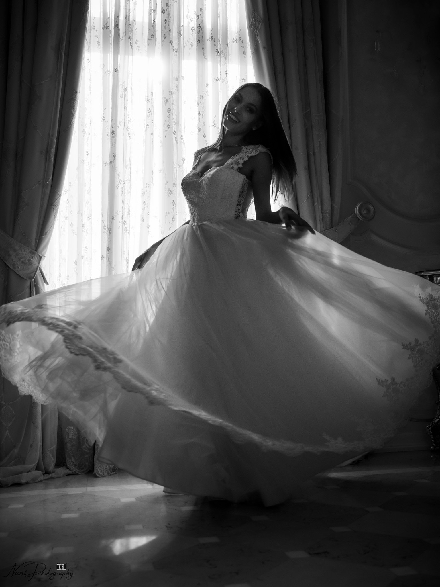 Mireasă în rochie tulle prințesă în mișcare — fotografie alb-negru în salon Palatul Noblesse