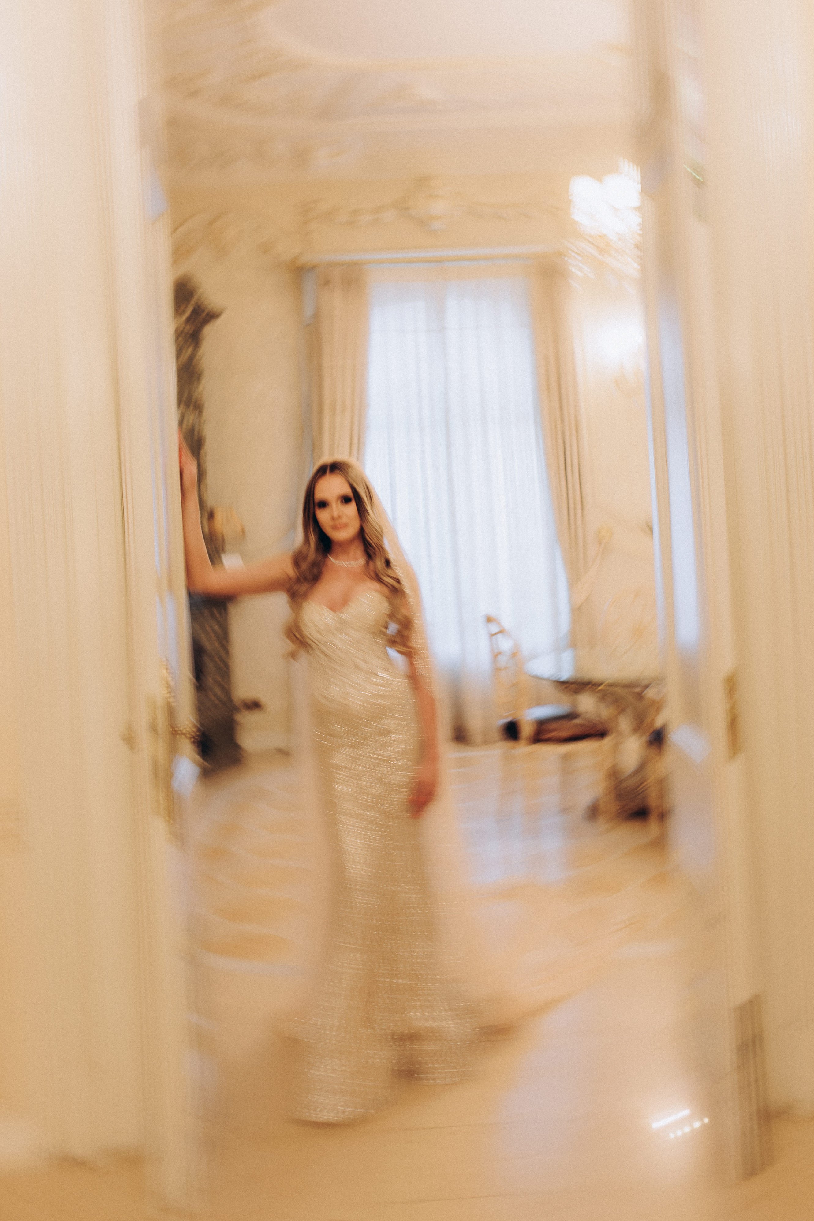 Rochie mulată sclipitoare cu spatele gol — fotografie editorială prin ușa Palatului Noblesse