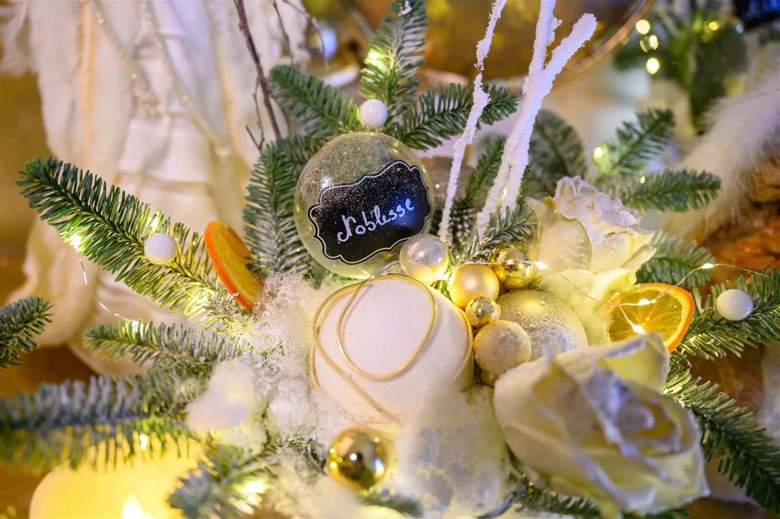 Aranjament floral cu lumini calde la Royal Christmas 2024