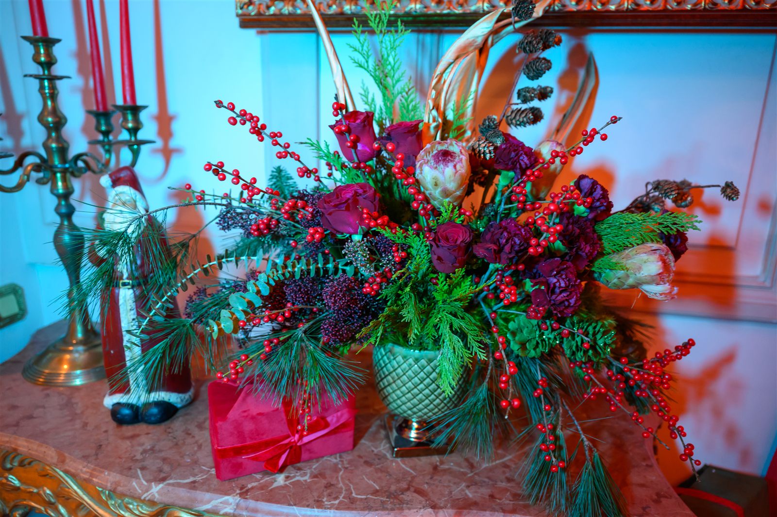 Aranjament floral roșu cu trandafiri și brad, Royal Christmas Party