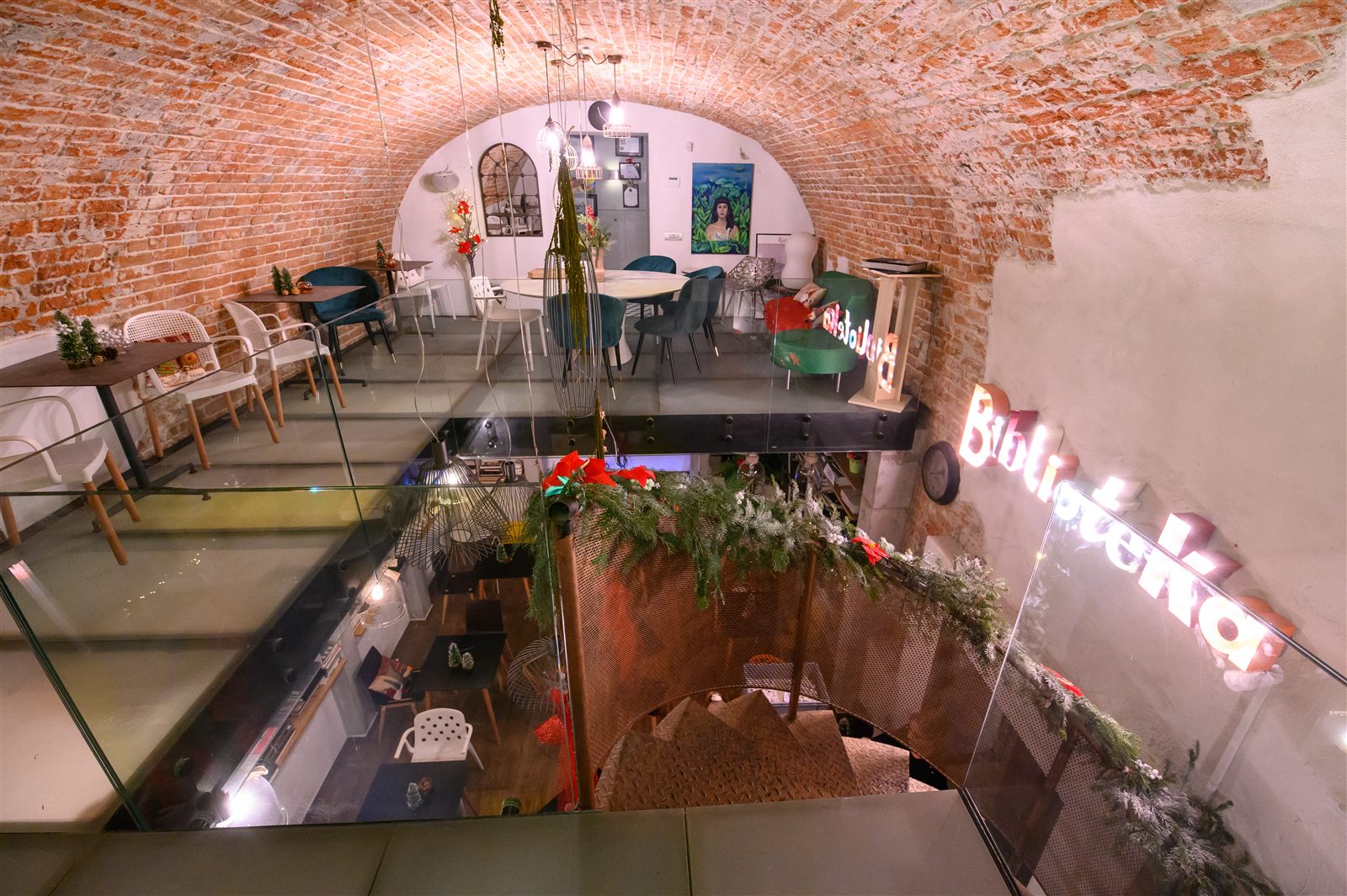Biblioteka văzută din galerie, seara Royal Christmas