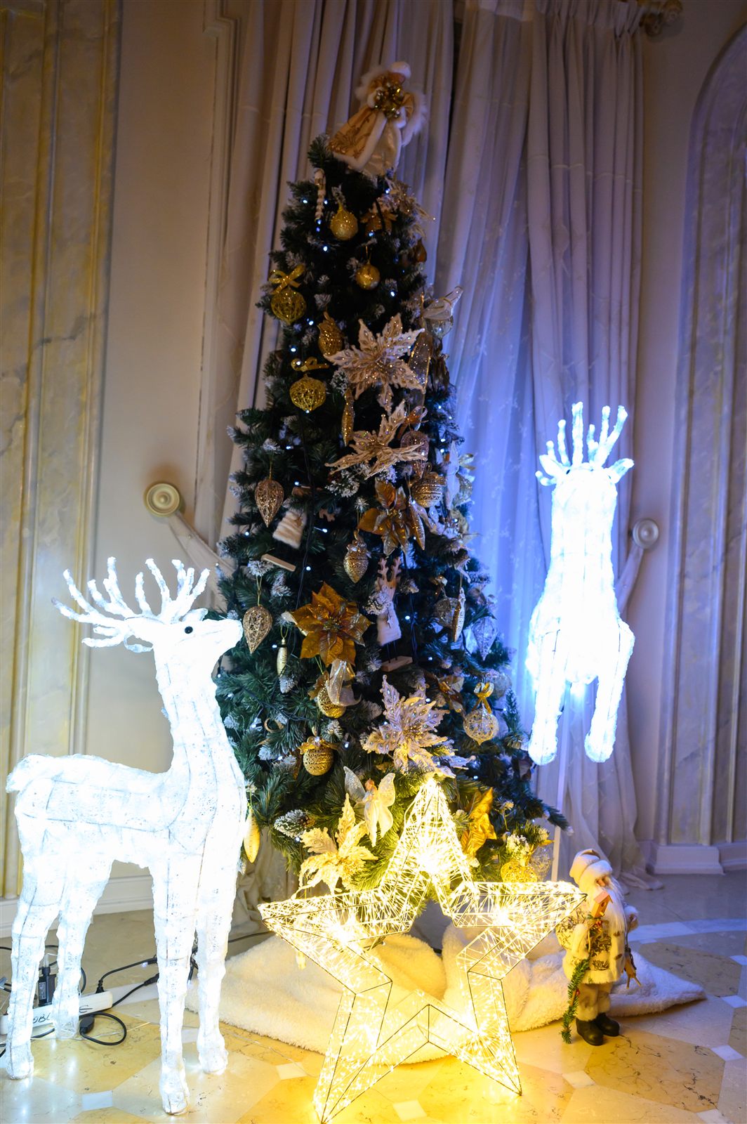 Brad de Crăciun și reni luminoși, decor Royal Christmas