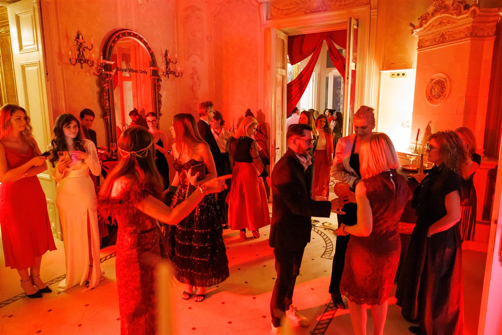 Dans în salonul luminat în roșu, Royal Christmas Party