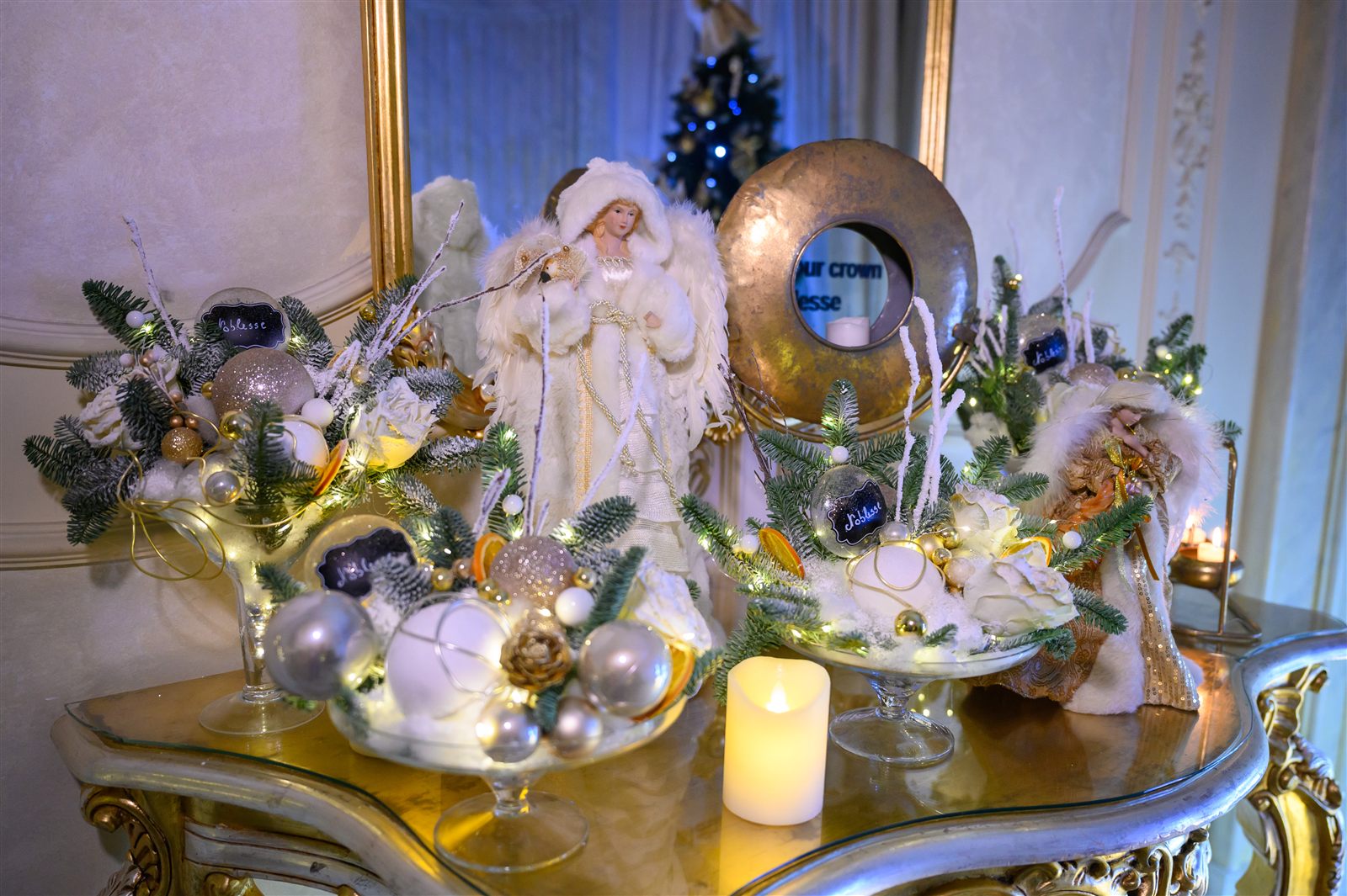 Decor de Crăciun pe consolă aurie, cu lumini și ornamente