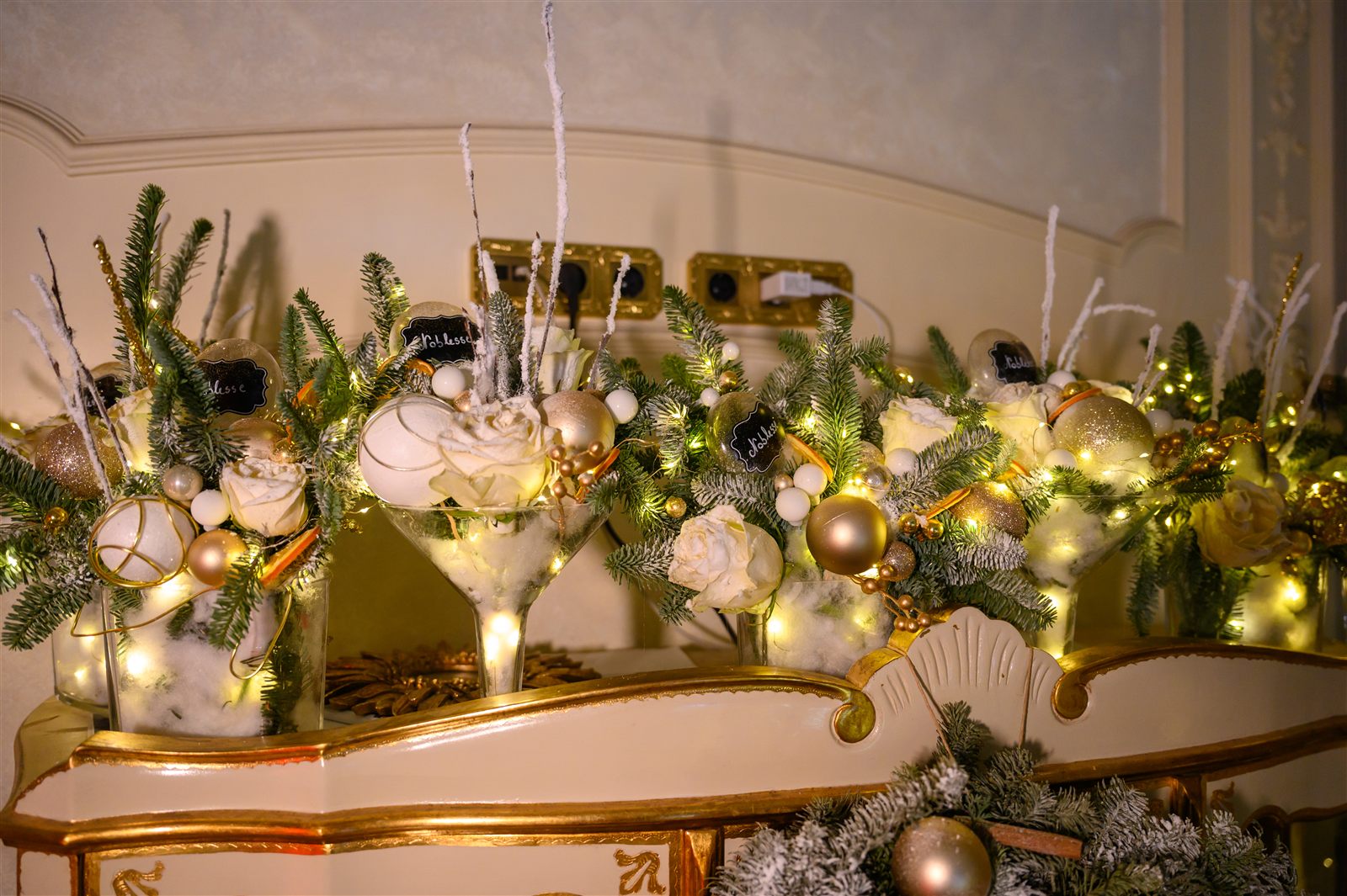 Decor floral alb și auriu pe consola aurită