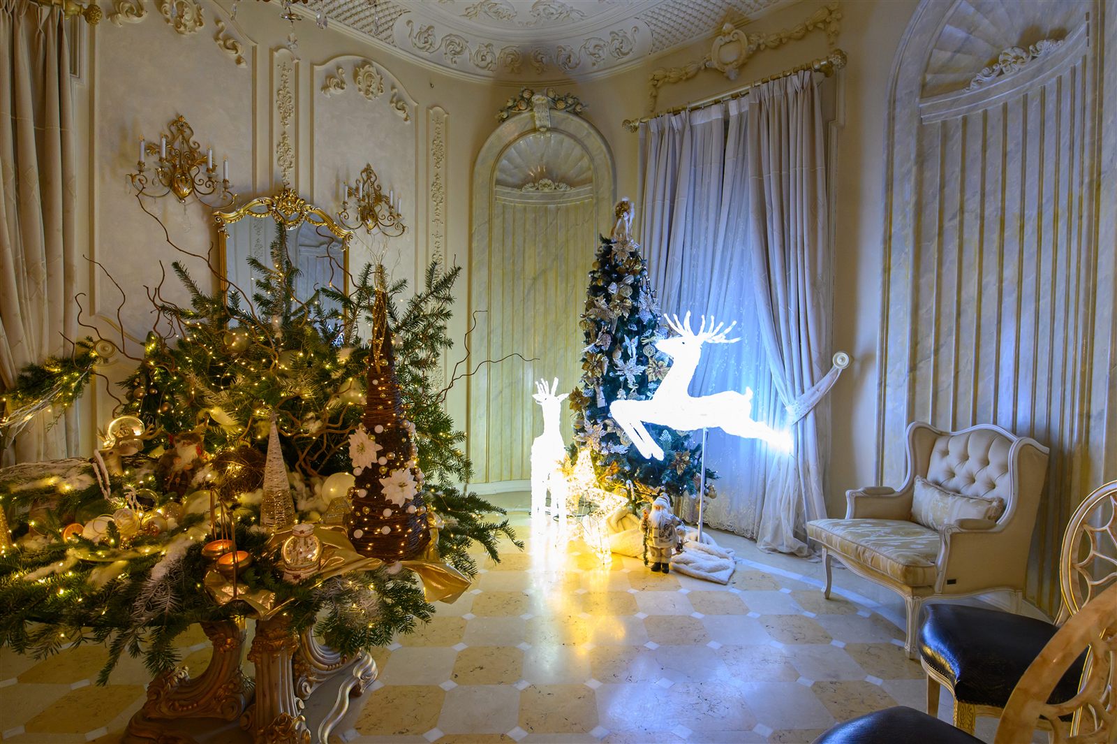 Decor floral de Crăciun într-un salon al Palatului Noblesse