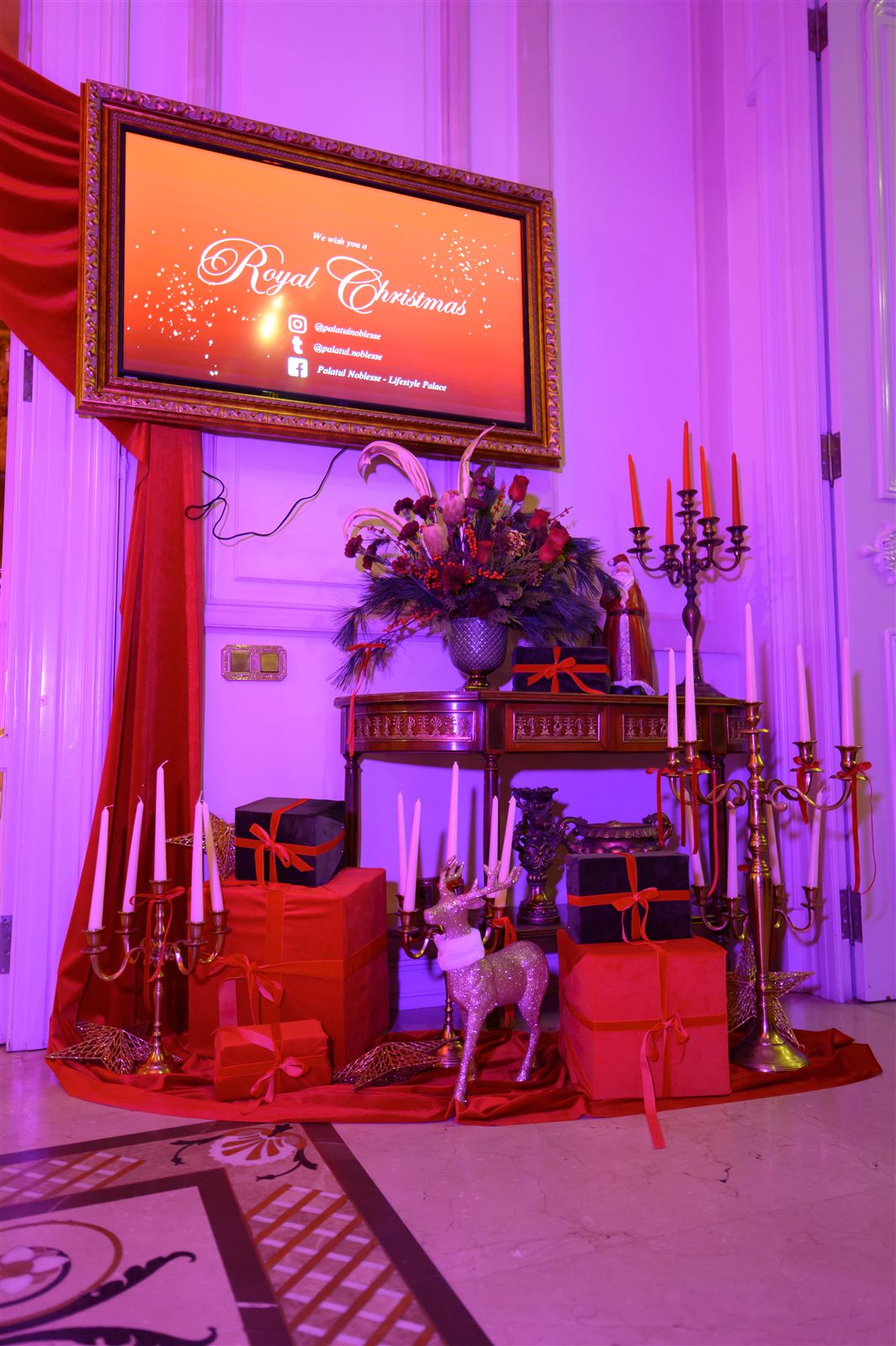 Ecranul Royal Christmas din holul Palatului Noblesse