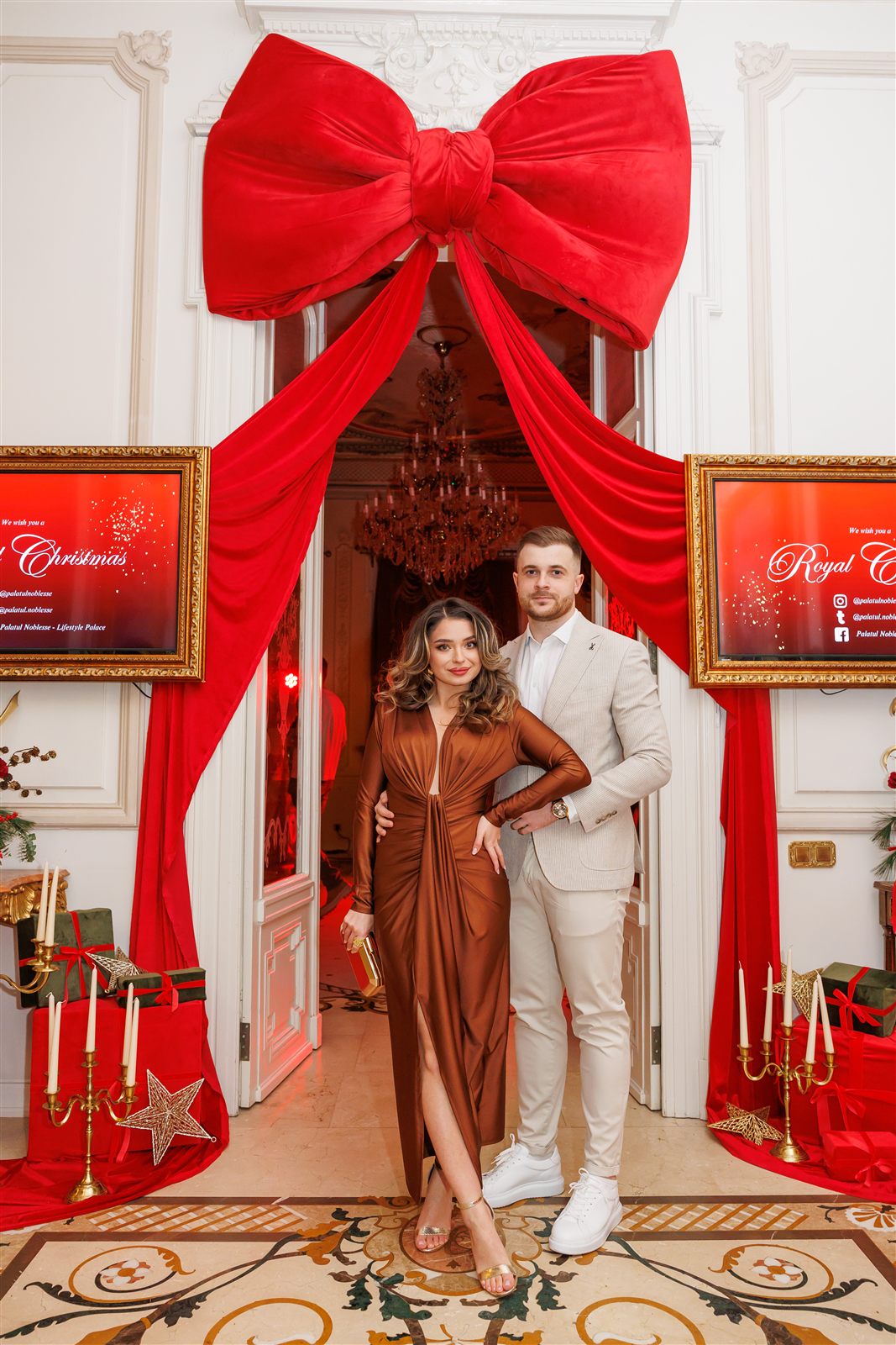 Invitați la photocorner-ul cu fundă roșie, seara de Crăciun la Palat