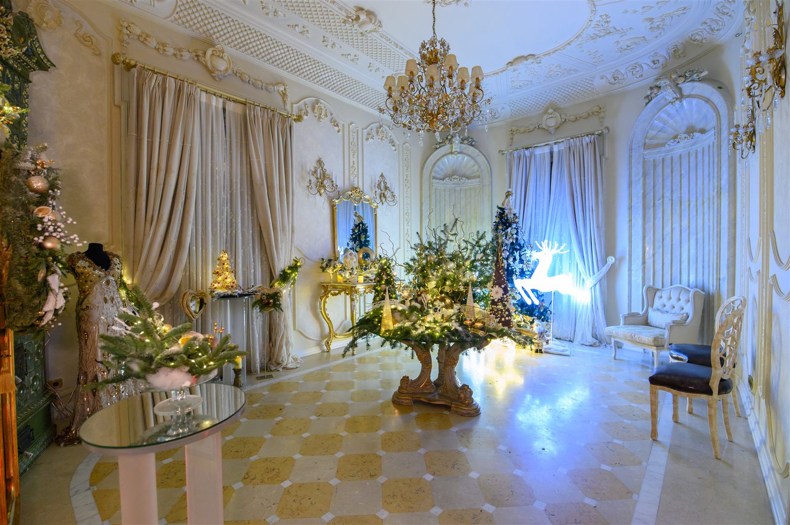 Salon alb cu brazi și reni luminoși, decor Royal Christmas la Palat