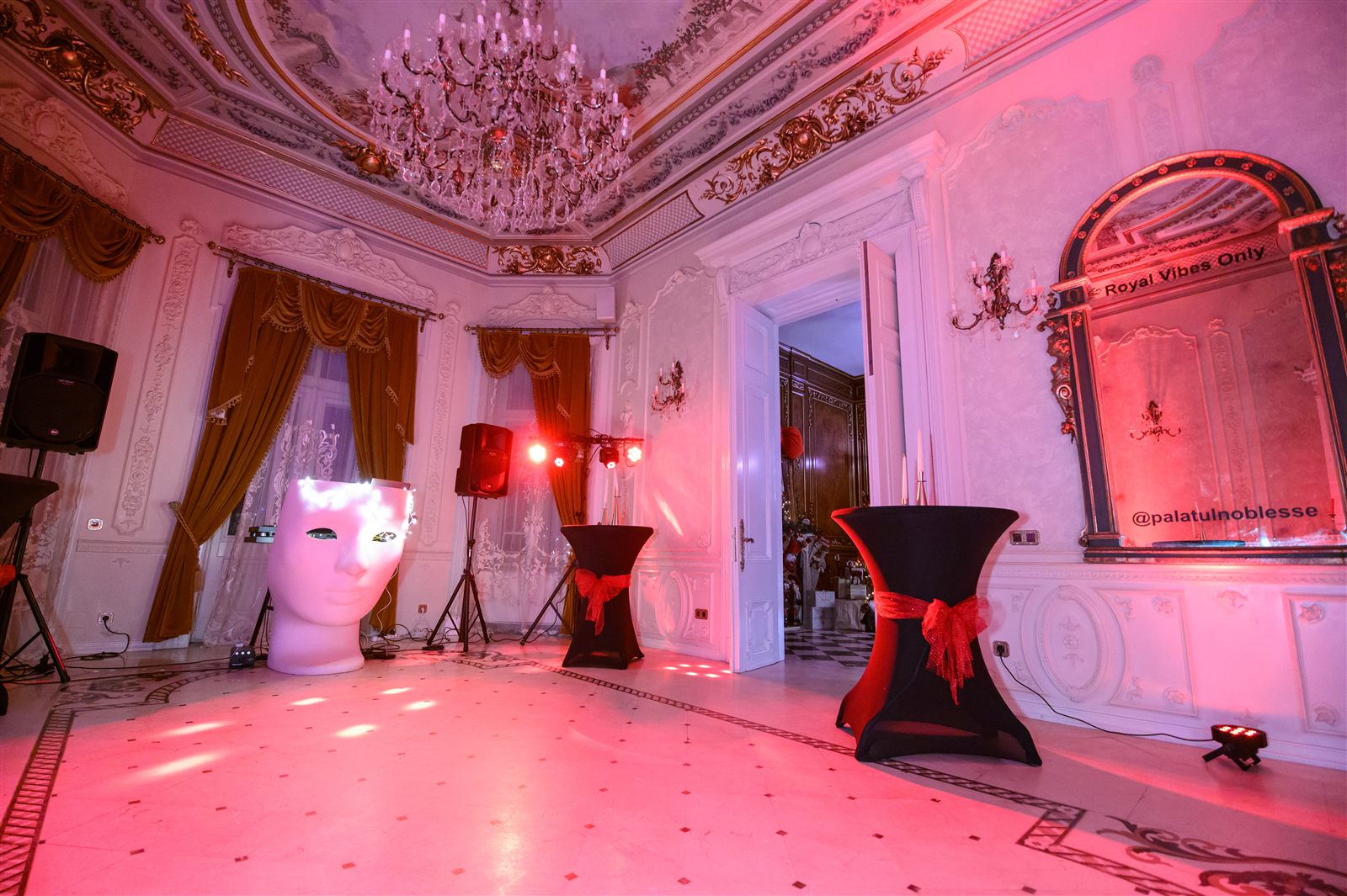 Salonul Baroque în lumini roz, Royal Christmas Party
