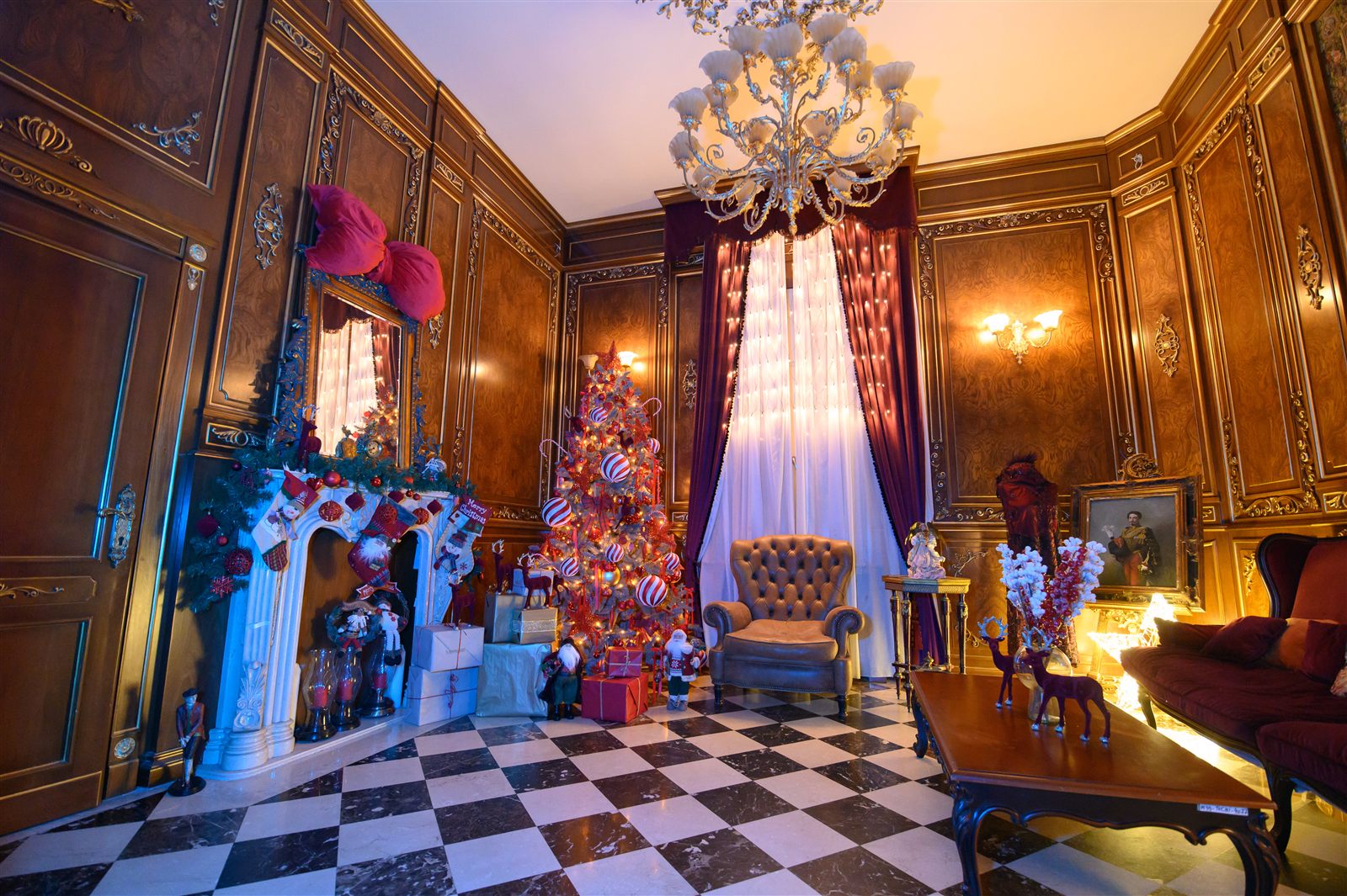 Salonul Regent cu brad împodobit și șemineu, Royal Christmas Party