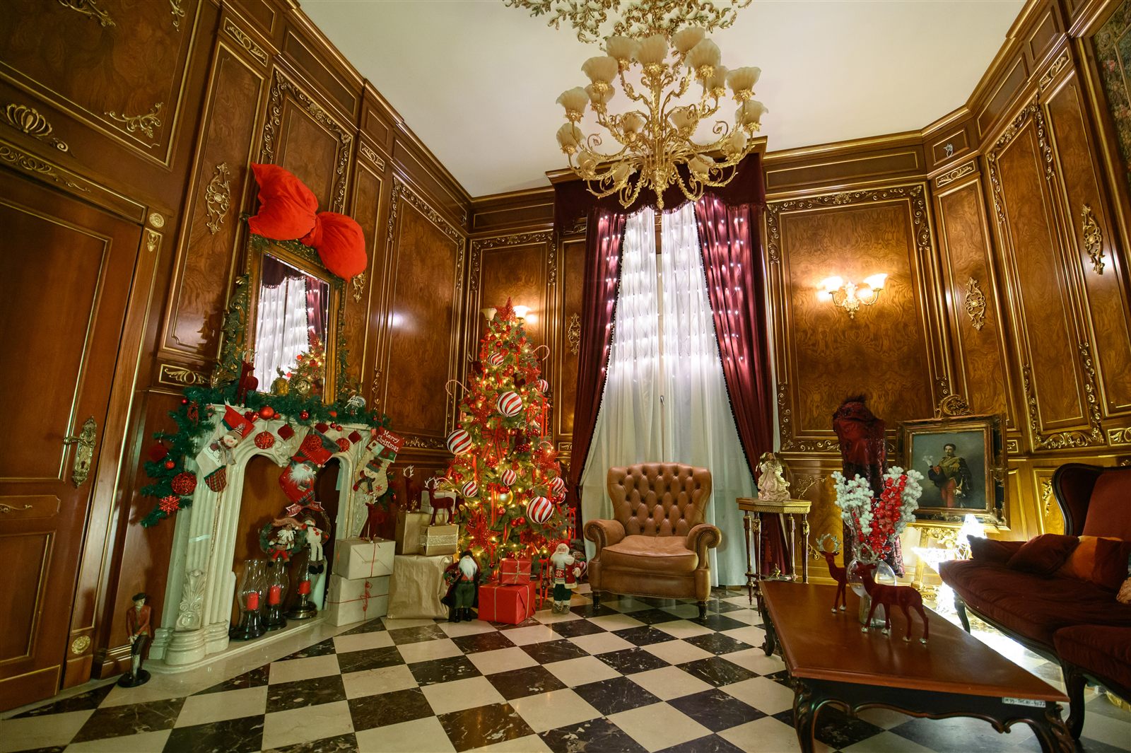 Salonul Regent decorat de Crăciun, cu lambriuri și brad