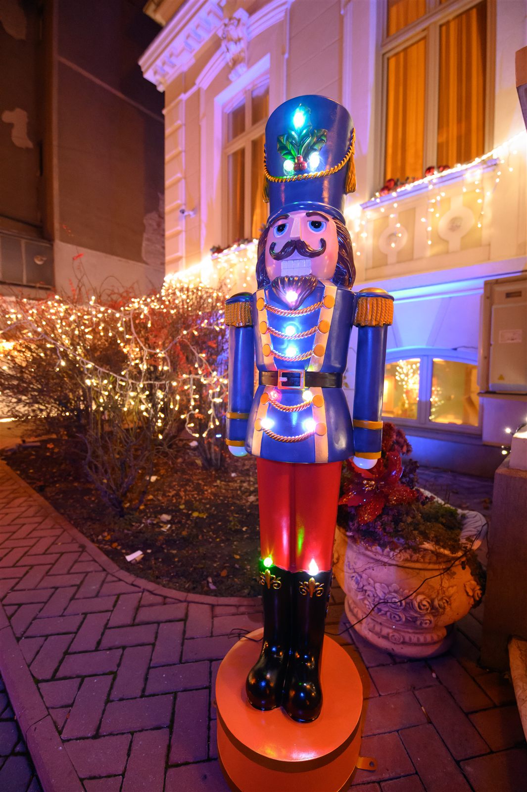 Spărgător de nuci gigant în curtea Palatului Noblesse, Royal Christmas 2024