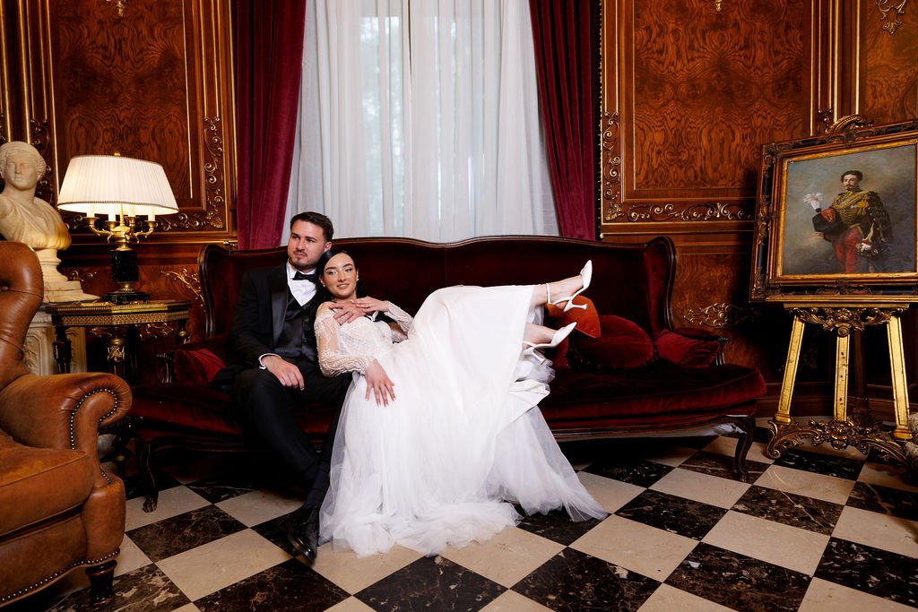 Ioana și Ionuț pe canapea de catifea vișinie — rochie tulle în Salonul Noblesse
