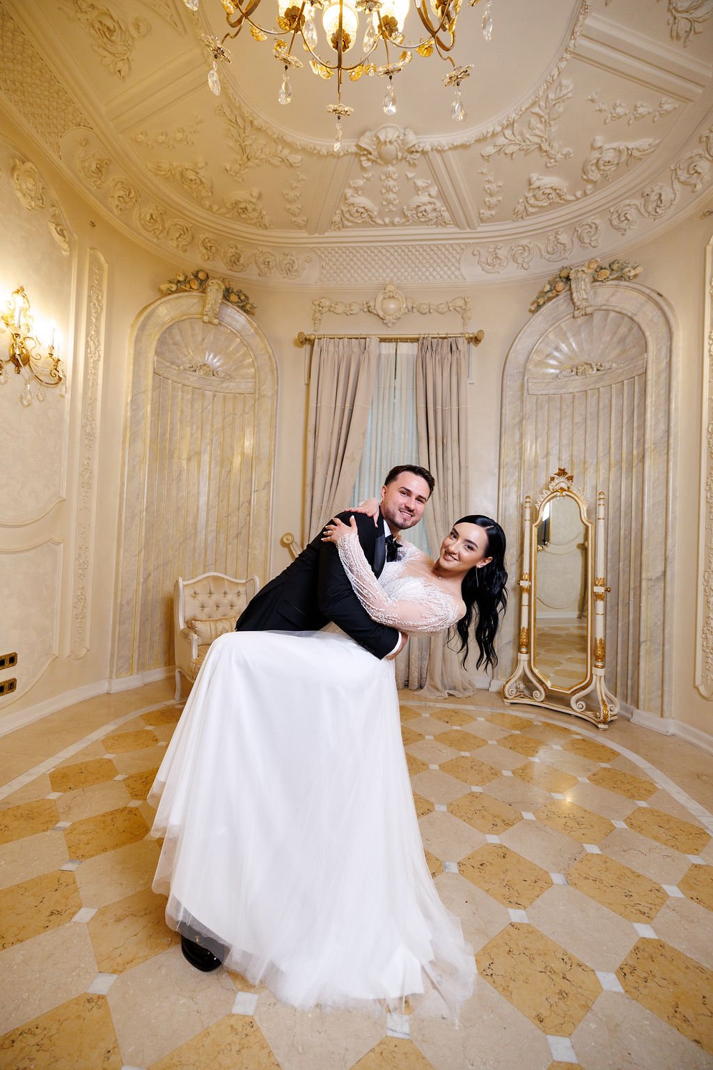 Cuplu în dans în Salonul Regal — sedință foto nuntă la Palatul Noblesse
