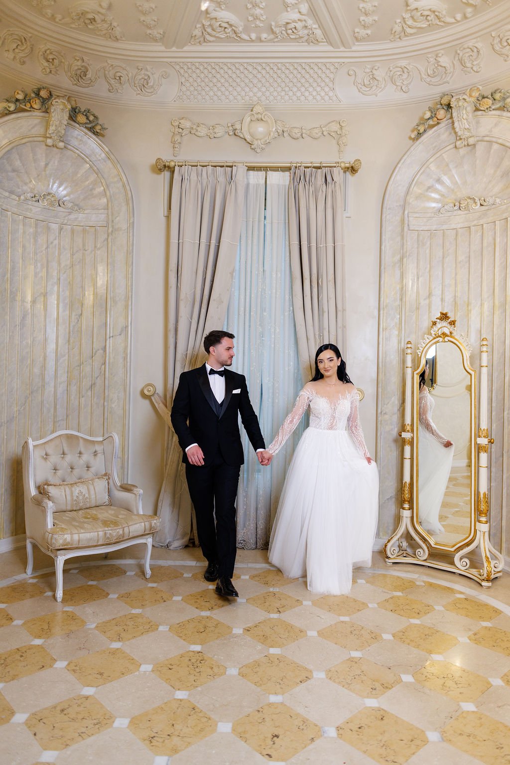 Ioana și Ionuț în Salonul Regal al Palatului Noblesse — rochie tulle și oglindă aurie