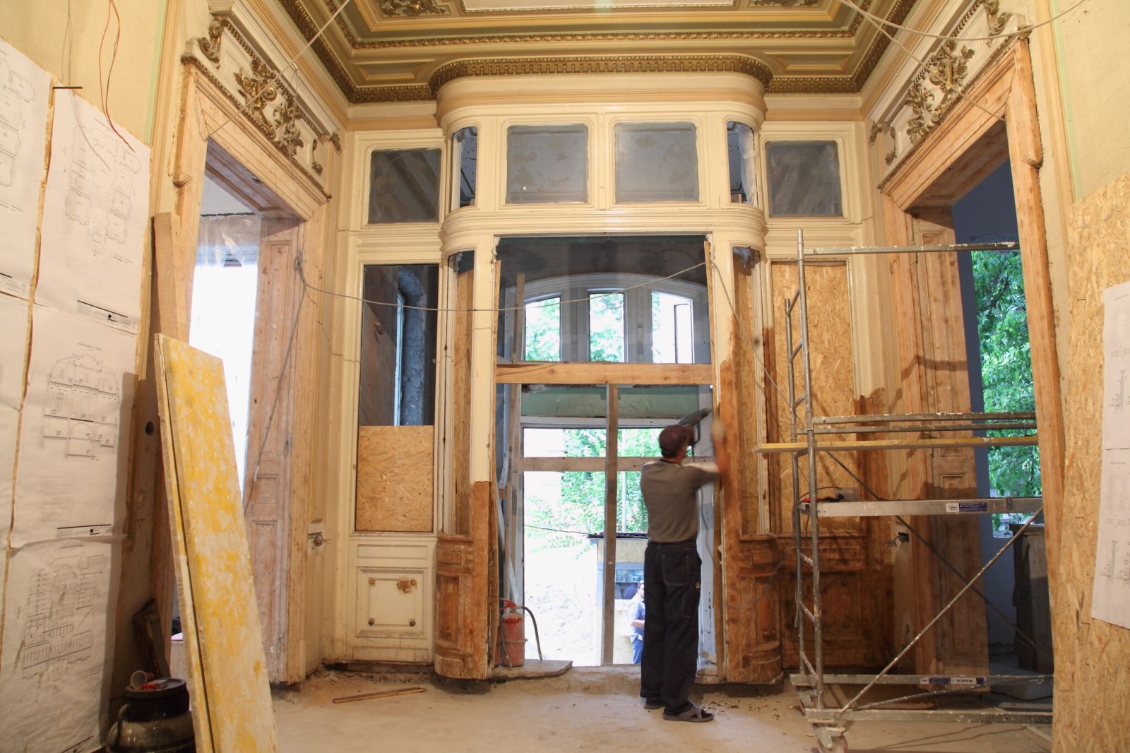 Ferestrele-bovindou cu tâmplăria de lemn restaurată — Palatul Noblesse