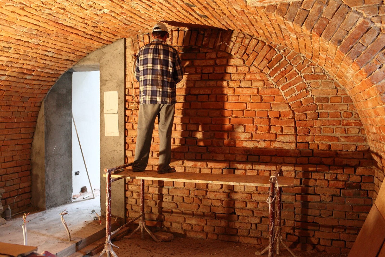 Perete de cărămidă aparentă ca element de design interior la Palatul Noblesse