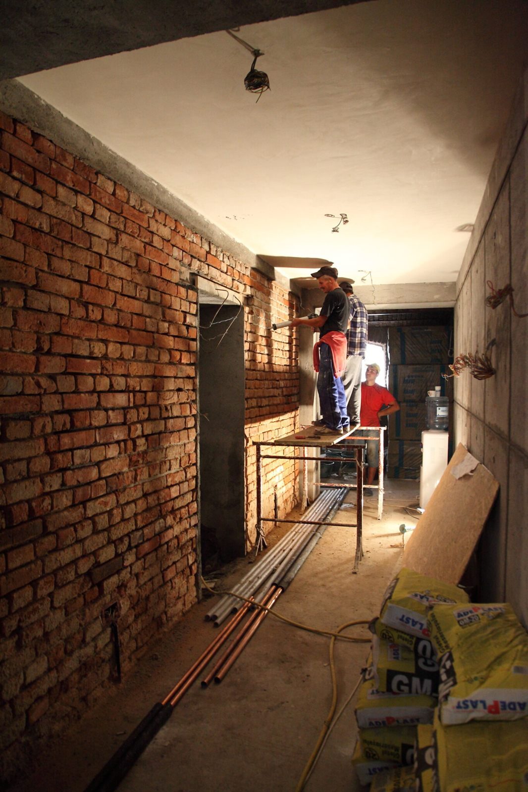 Detaliu de zidărie aparentă restaurată într-un palat istoric din centrul Bucureștiului