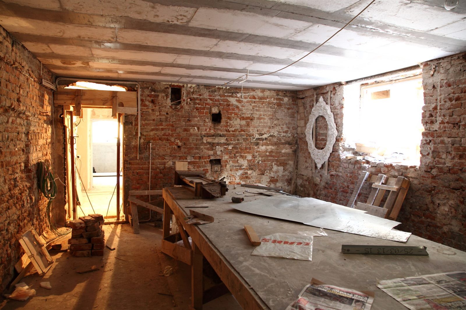 Cărămidă aparentă restaurată, element de design într-un palat istoric