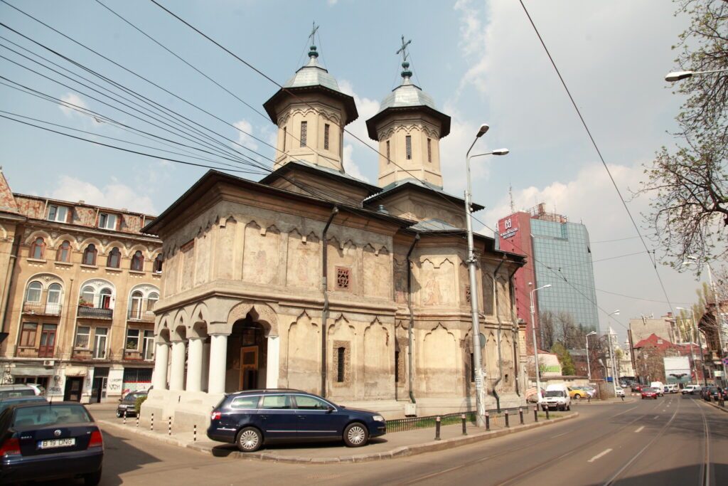 Denumirea străzii și a Bisericii Sfinților