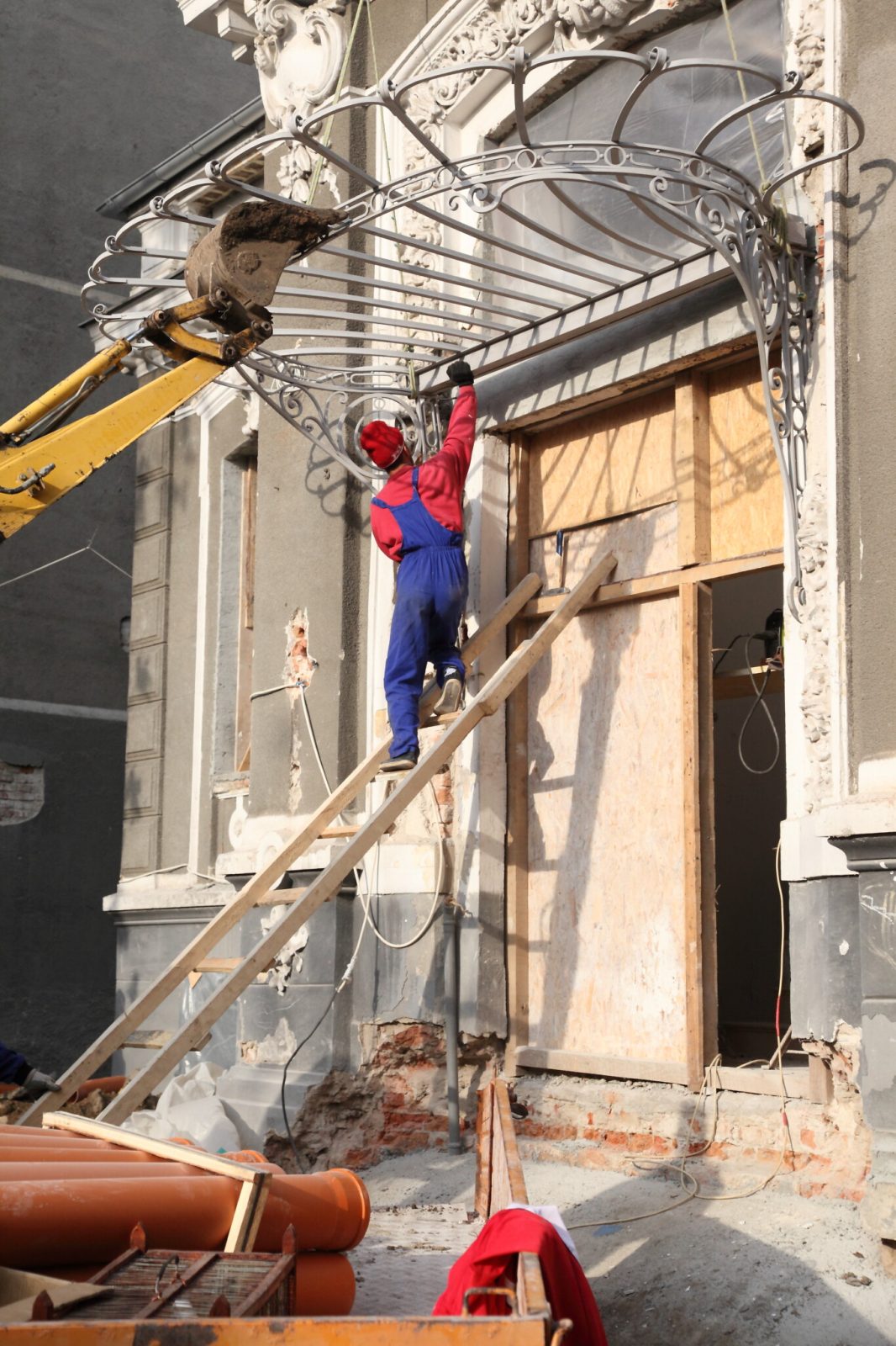 Detaliu ornamental din fier forjat — Palatul Noblesse